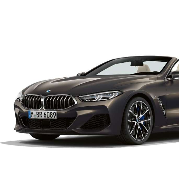 BMW M850i xDrive, Dravit szürke metál, háromnegyedes elölnézet. BMW M850i xDrive, Dravit szürke metál, háromnegyedes elölnézet.