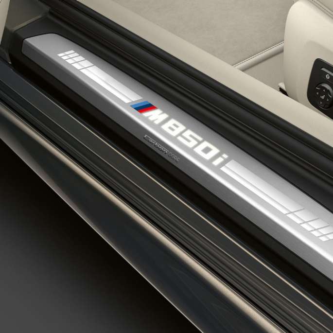 BMW M850i xDrive, Dravit szürke metál, ajtóküszöb. BMW M850i xDrive, Dravit szürke metál, ajtóküszöb.