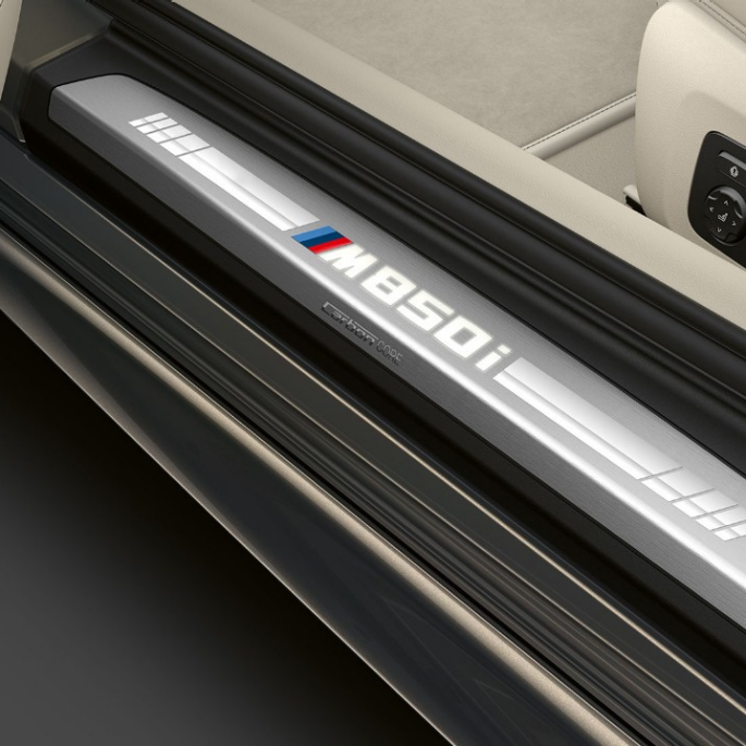 BMW M850i xDrive, Dravit szürke metál, ajtóküszöb. BMW M850i xDrive, Dravit szürke metál, ajtóküszöb.
