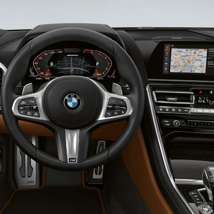 BMW M850i xDrive, Kristály fehér metál, műszerfal az M bőrkormánnyal. BMW M850i xDrive, Kristály fehér metál, műszerfal az M bőrkormánnyal.