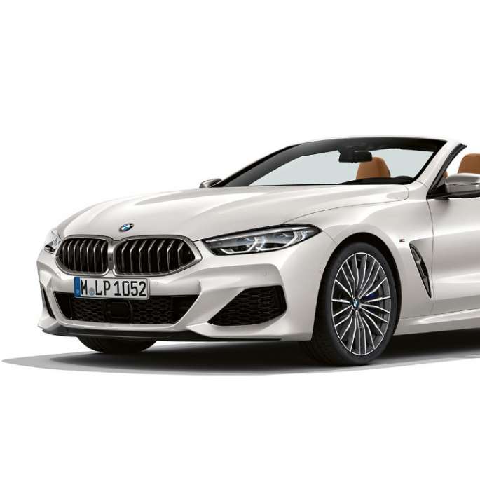 BMW M850i xDrive, Kristály fehér metál, háromnegyedes elölnézet. BMW M850i xDrive, Kristály fehér metál, háromnegyedes elölnézet.