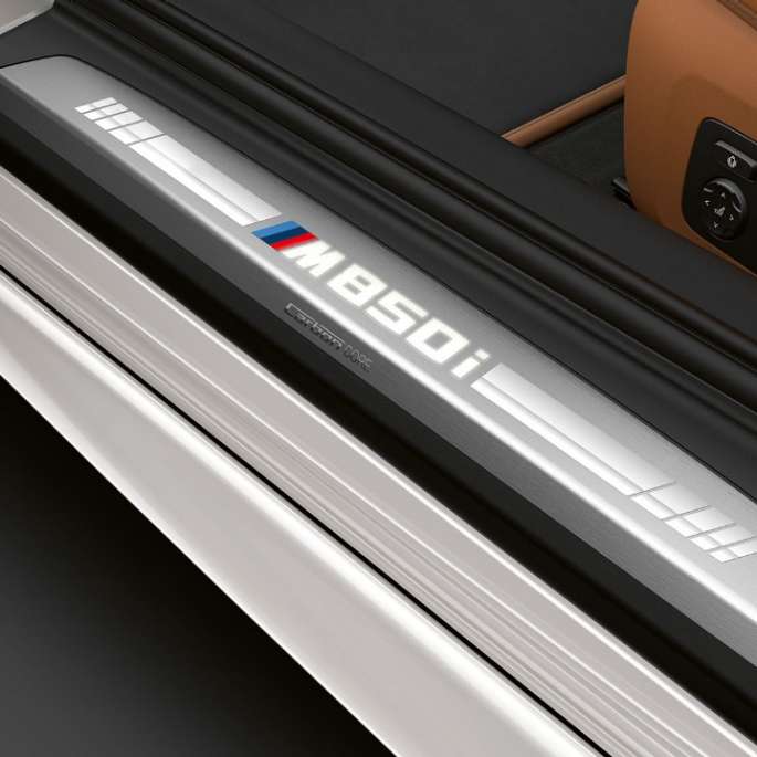 BMW M850i xDrive, Kristály fehér metál, ajtóküszöb. BMW M850i xDrive, Kristály fehér metál, ajtóküszöb.