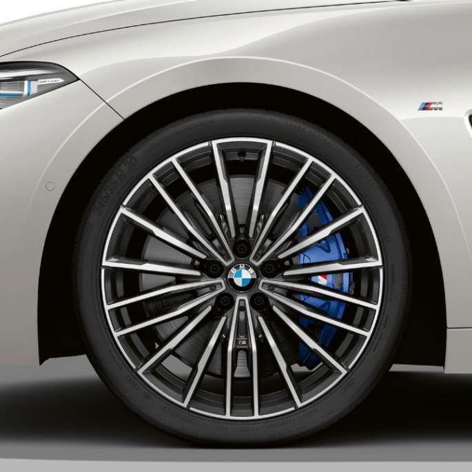 BMW M850i xDrive, Kristály fehér metál, 20” méretű multiküllős 729 M könnyűfém keréktárcsák. BMW M850i xDrive, Kristály fehér metál, 20” méretű multiküllős 729 M könnyűfém keréktárcsák.