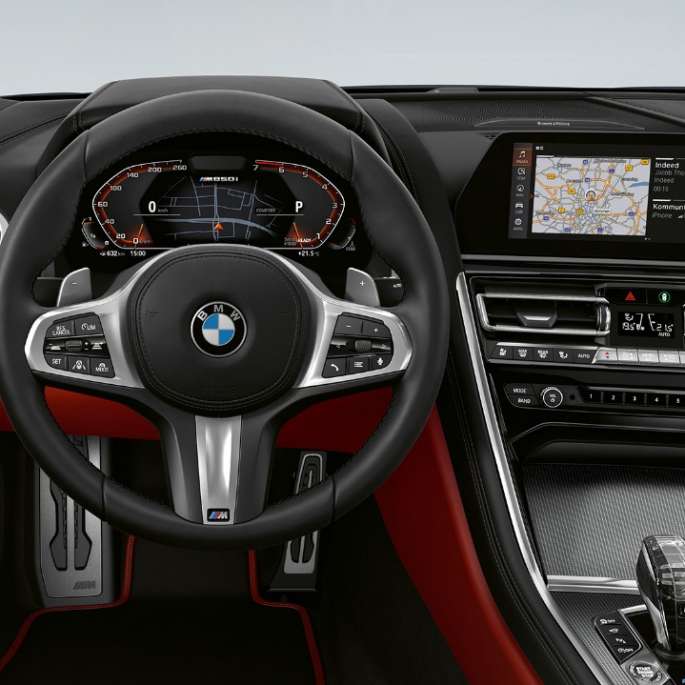 BMW M850i xDrive, Karbonfekete metál, műszerfal az M bőrkormánnyal. BMW M850i xDrive, Karbonfekete metál, műszerfal az M bőrkormánnyal.