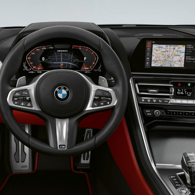 BMW M850i xDrive, Karbonfekete metál, műszerfal az M bőrkormánnyal. BMW M850i xDrive, Karbonfekete metál, műszerfal az M bőrkormánnyal.