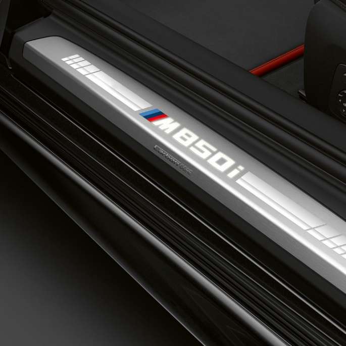 BMW M850i xDrive, Karbonfekete metál, ajtóküszöb. BMW M850i xDrive, Karbonfekete metál, ajtóküszöb.