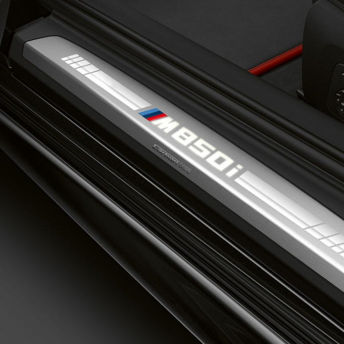 BMW M850i xDrive, Karbonfekete metál, ajtóküszöb. BMW M850i xDrive, Karbonfekete metál, ajtóküszöb.